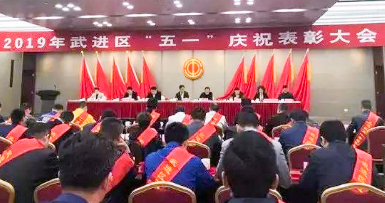 抱德煬和，善善從長-超凡標牌董事長張亞平獲武進區“五一”勞動獎章