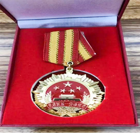 抱德煬和，善善從長-超凡標牌董事長張亞平獲武進區“五一”勞動獎章